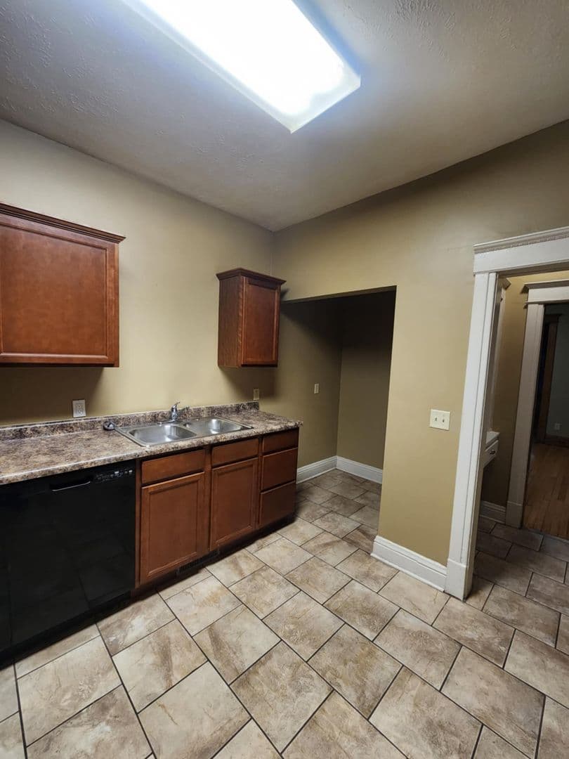 Omaha House: 566 S 26th Avenue