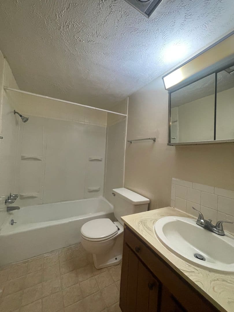Omaha Apartment: 8002 Blondo Plaza