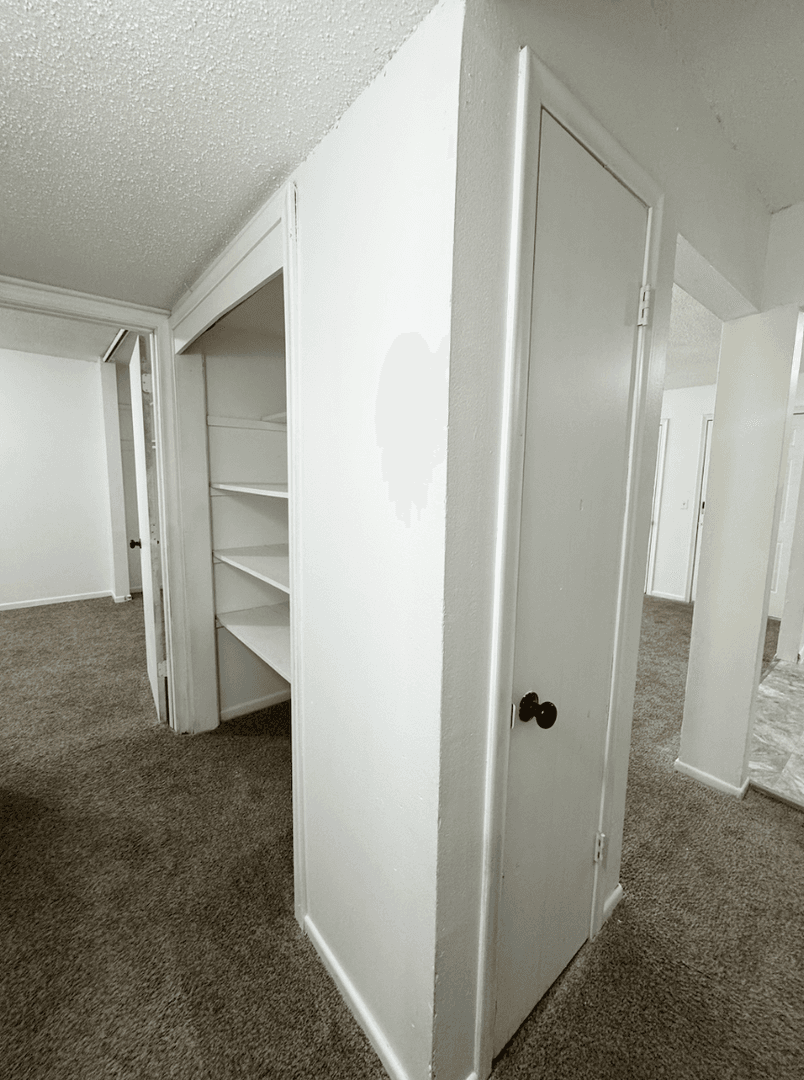 Omaha Apartment: 4918 Ames Ave