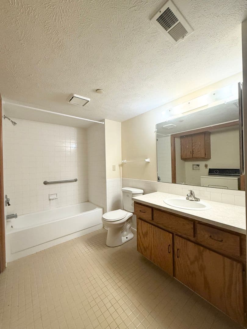 Omaha Apartment: 2715 N 93rd Street