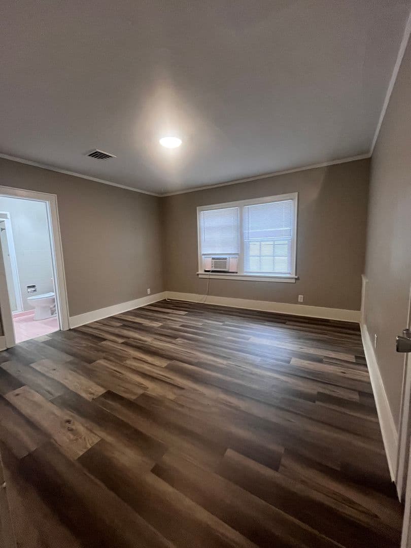 Omaha House: 411 S 38th Ave