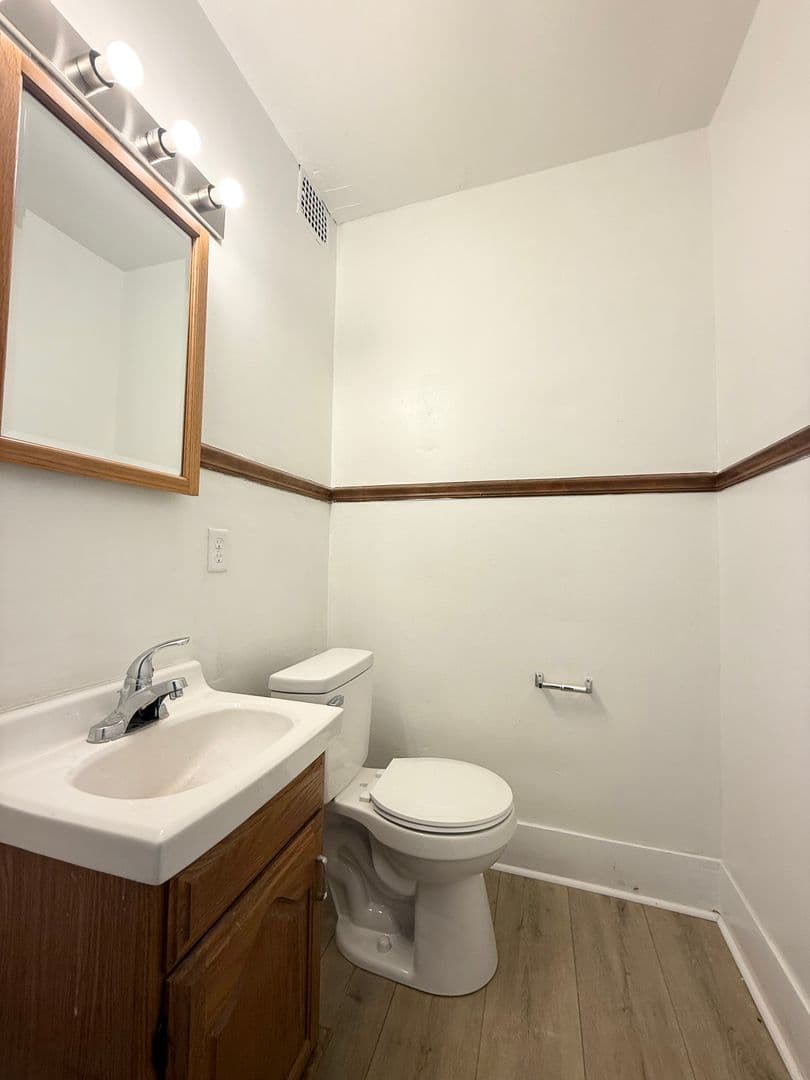 Omaha House: 417 S 38th Avenue