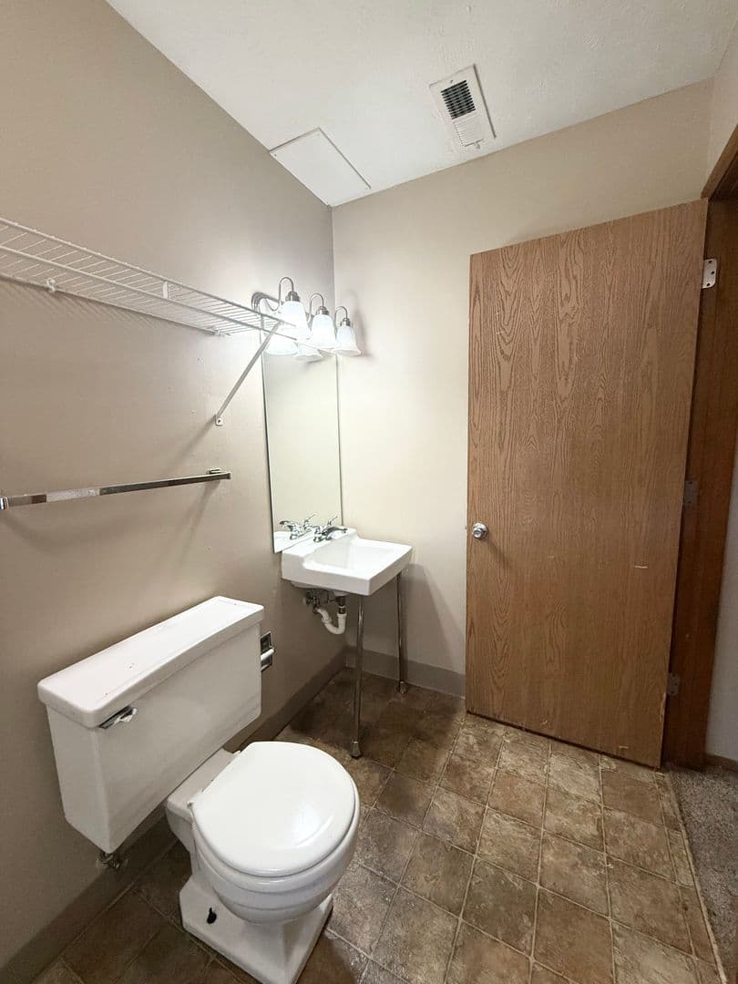 Bellevue Apartment: 203 W 29th Avenue