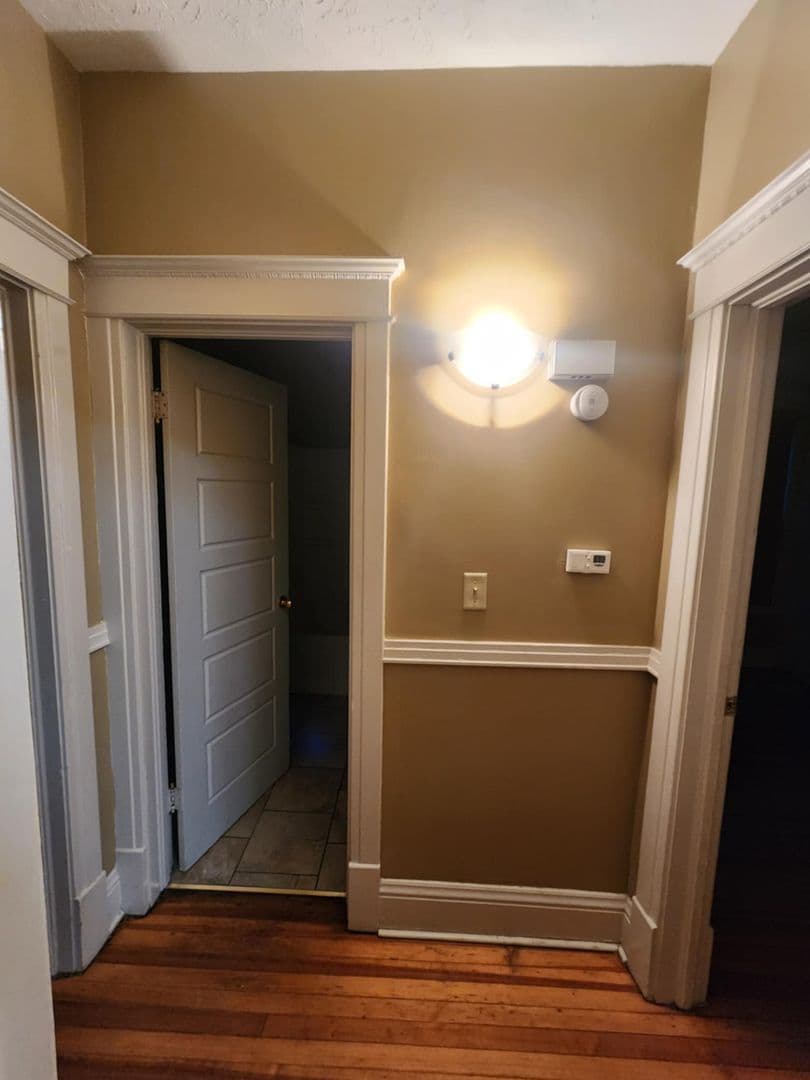 Omaha House: 566 S 26th Avenue