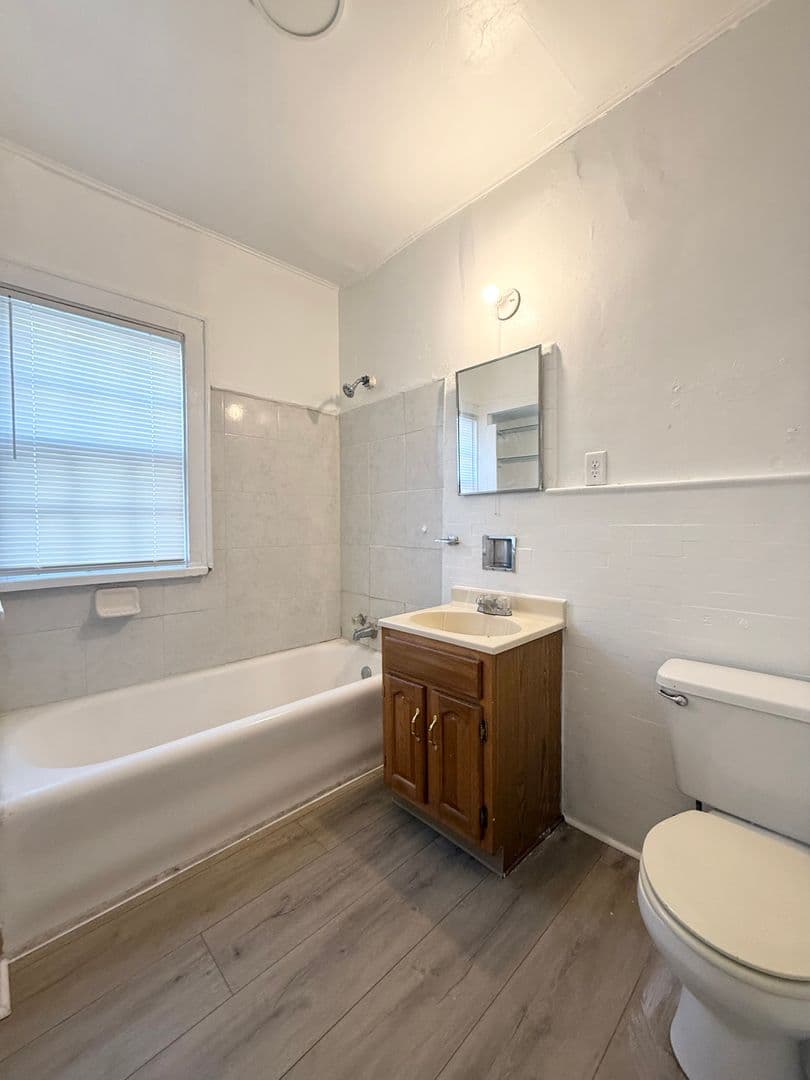 Omaha House: 417 S 38th Avenue