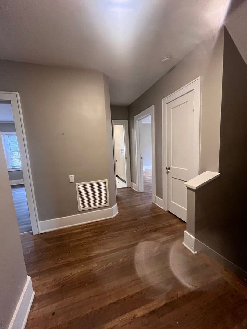 Omaha House: 411 S 38th Ave