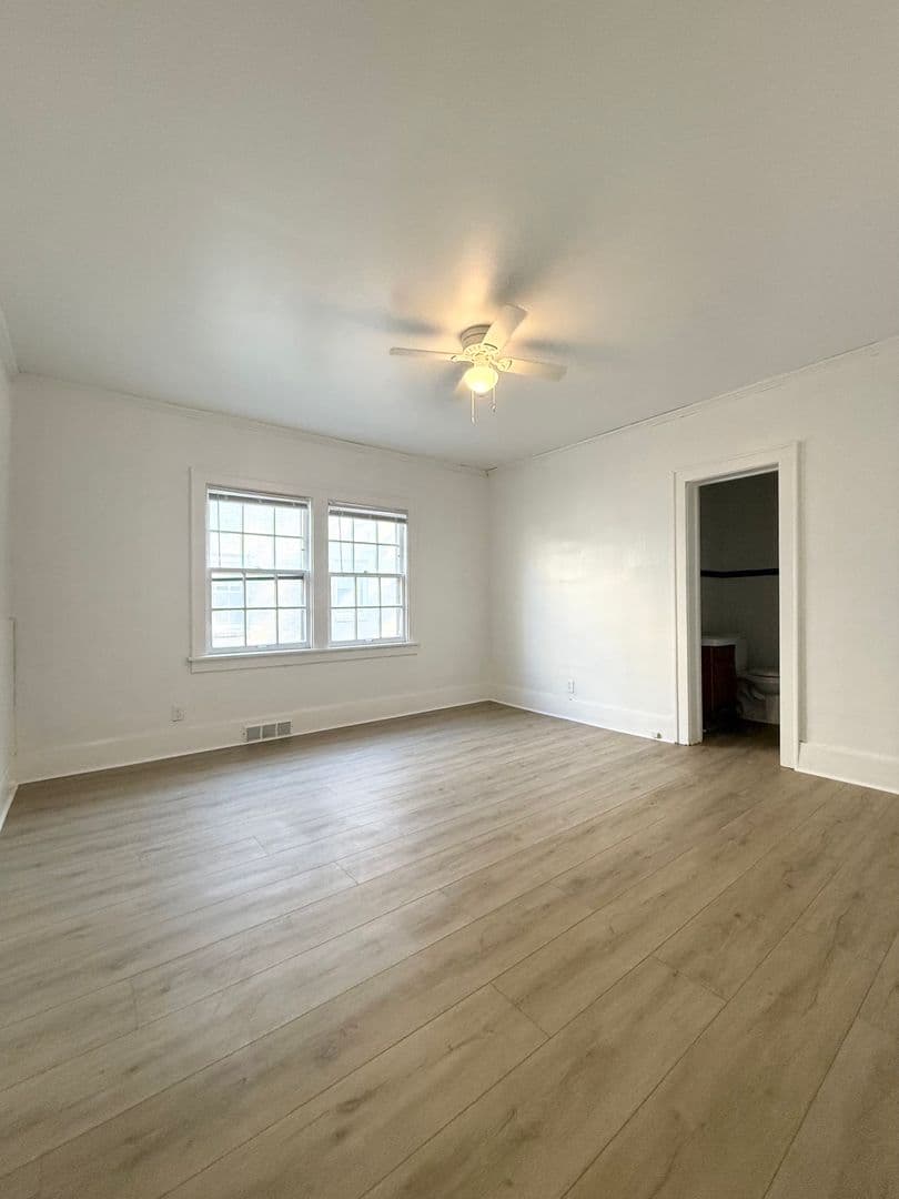 Omaha House: 417 S 38th Avenue