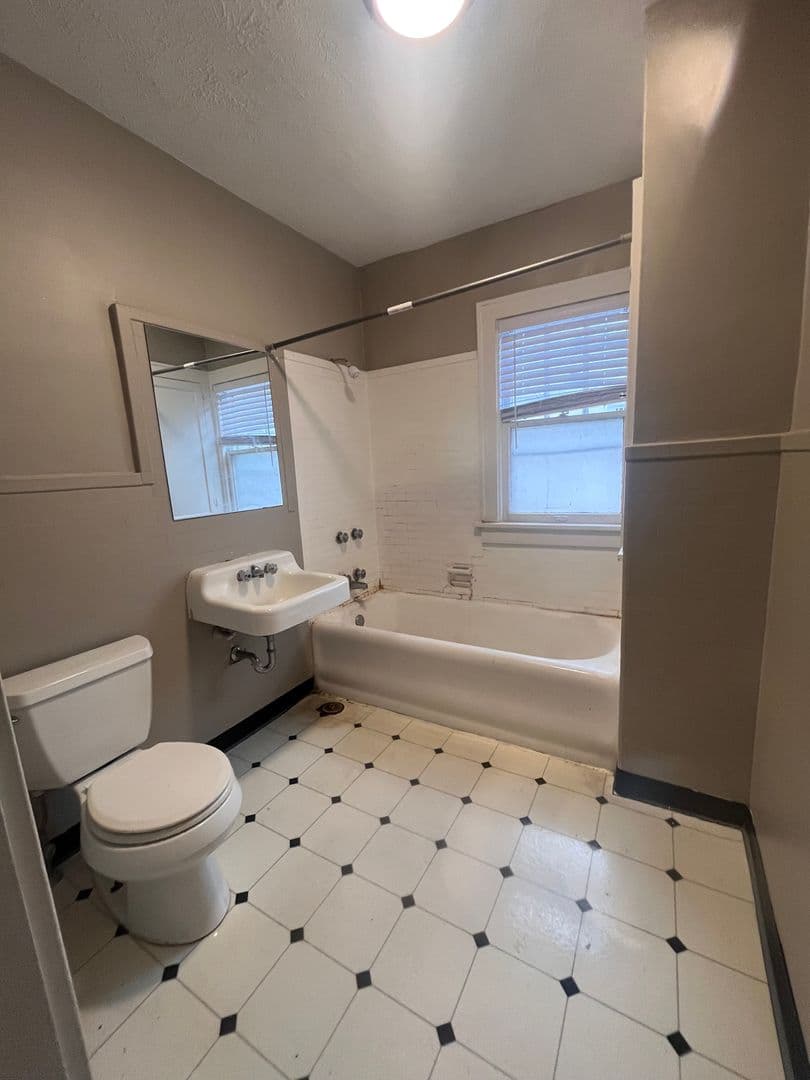 Omaha House: 411 S 38th Ave