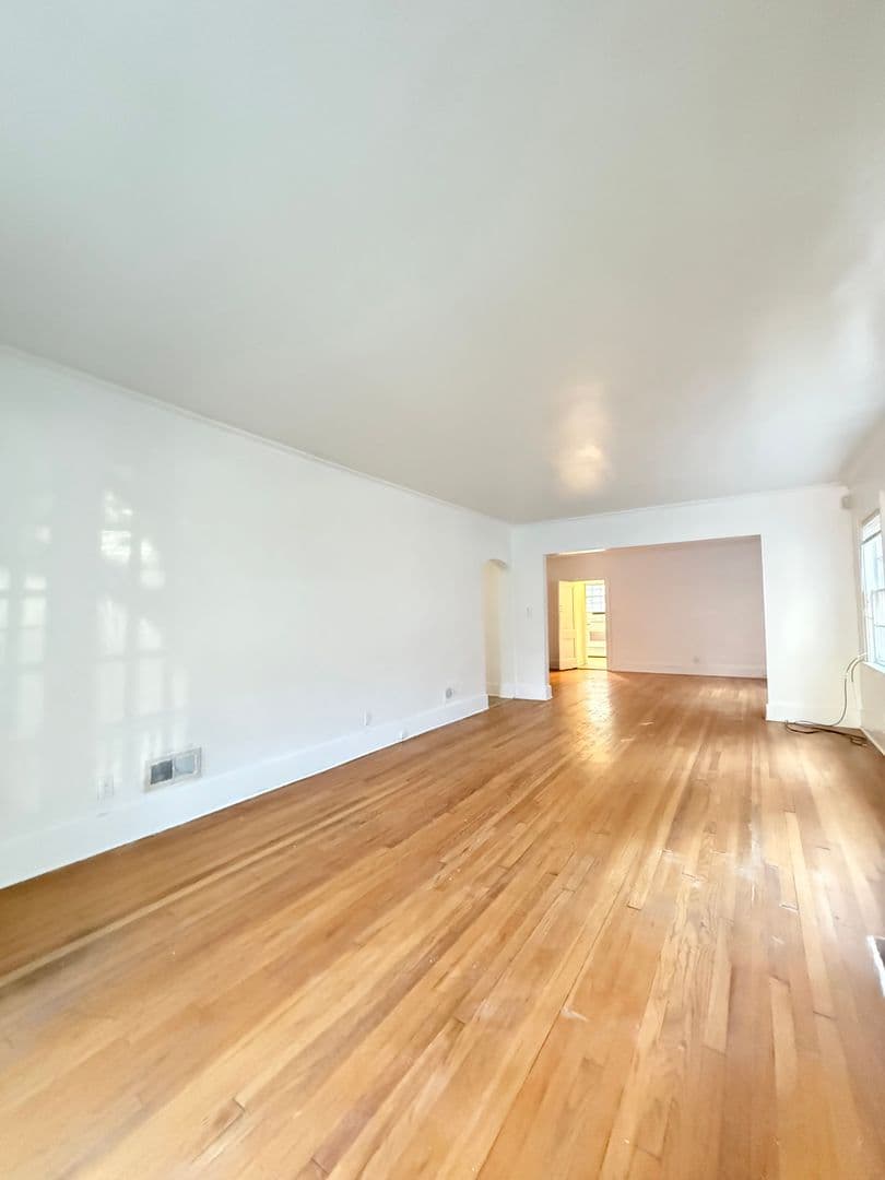 Omaha House: 417 S 38th Avenue