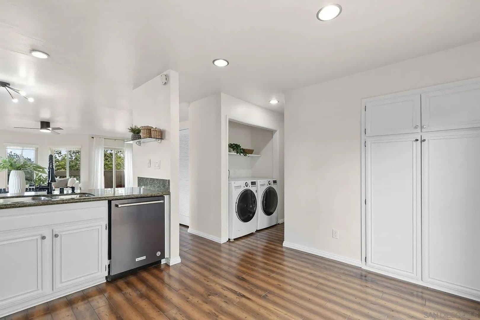 El Cajon Townhome: 354 Travelodge Dr.