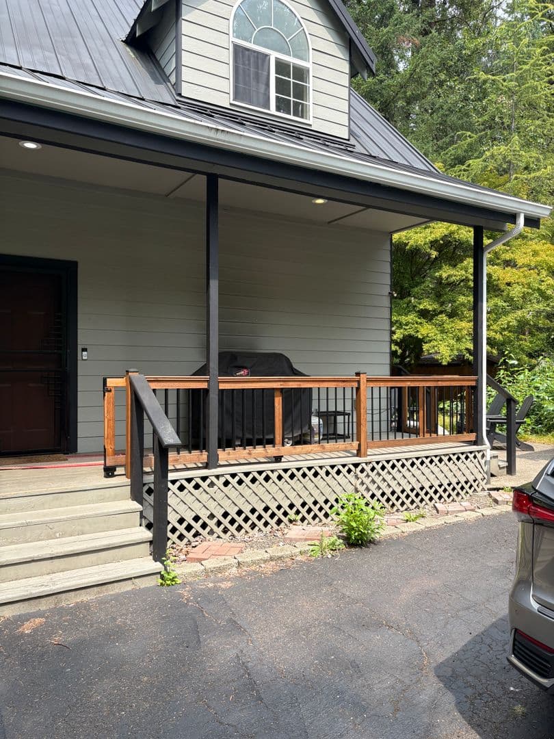 Rhododendron House: 64633 E. Sandy River Ln.