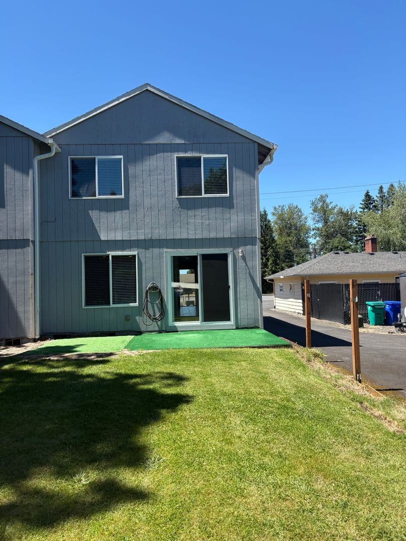 Gresham House: 204 SE Kane