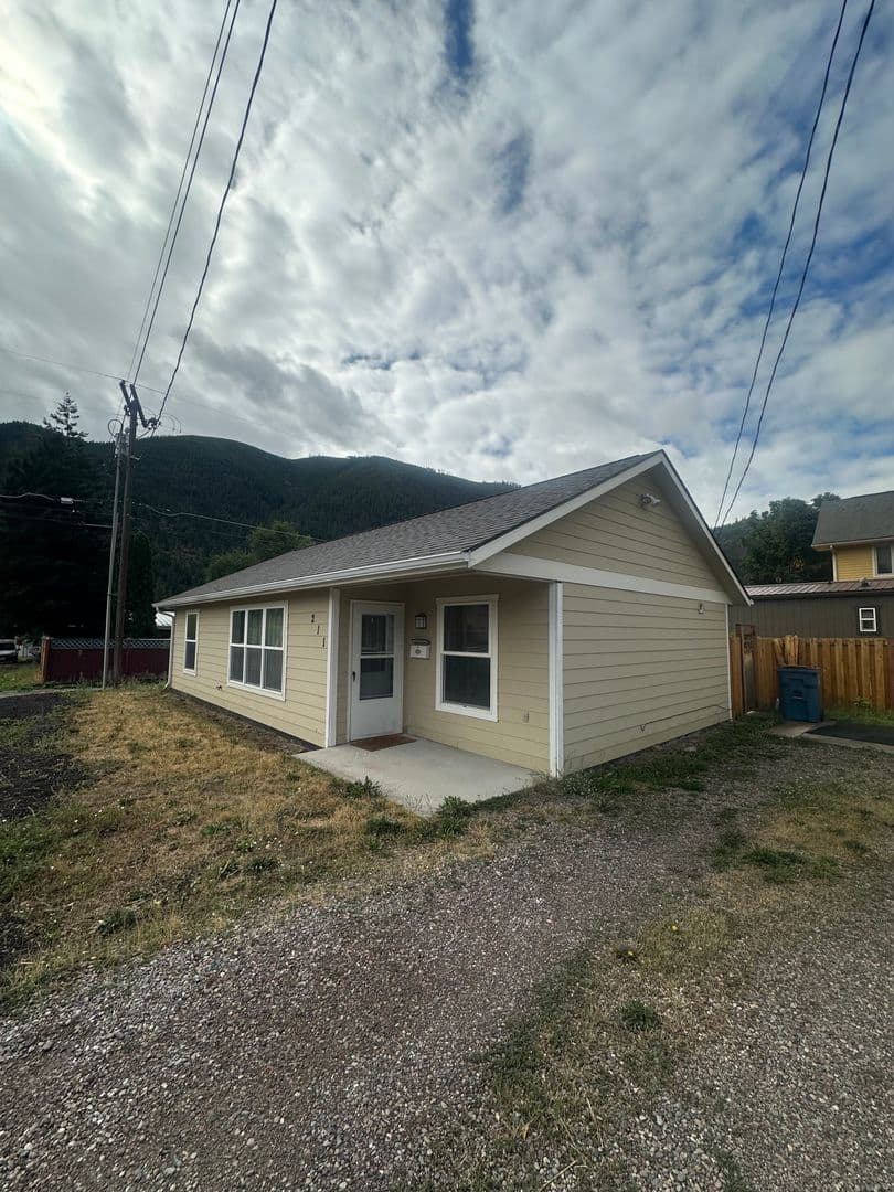 Missoula Apartment: 213 Clyde St