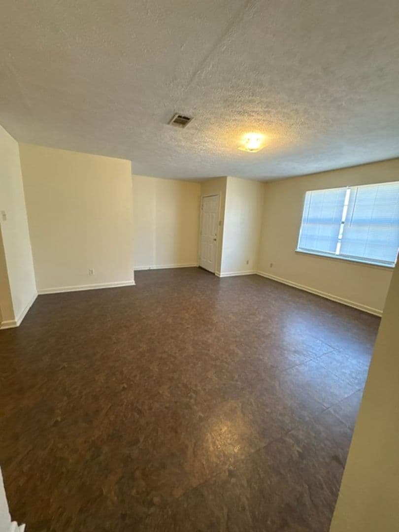 Guntown Apartment: 652 Mitchell Ave