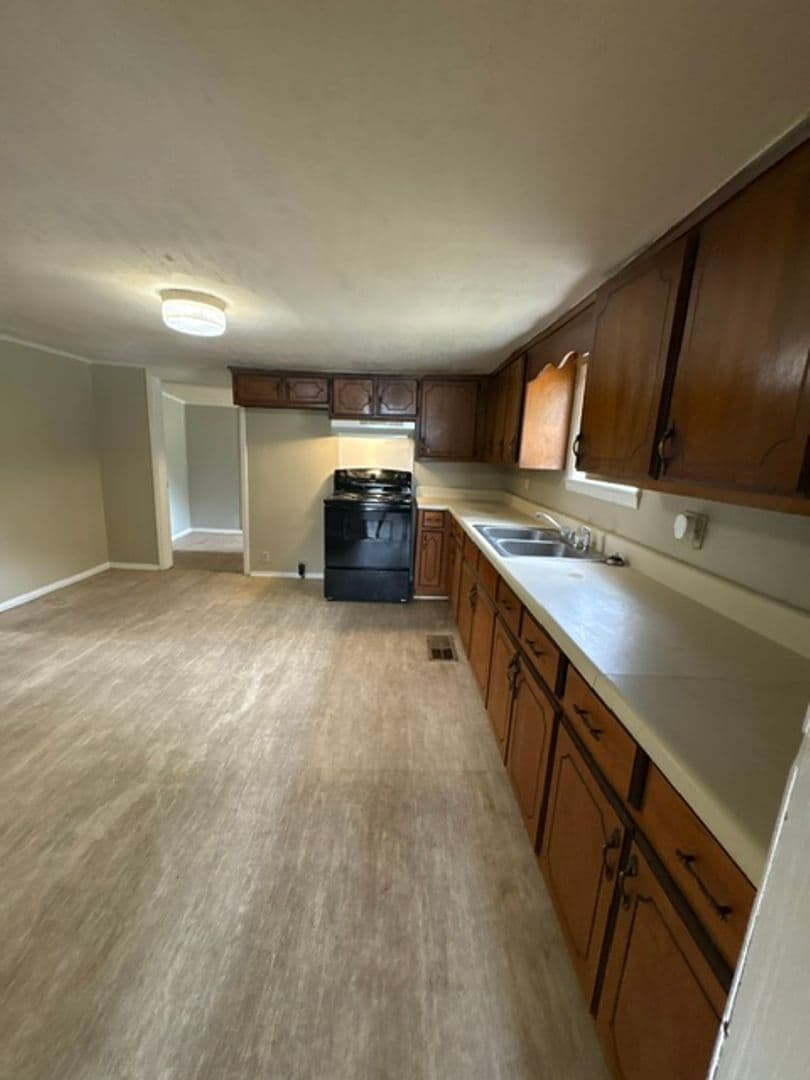 Tupelo Apartment: 3289 South Green St
