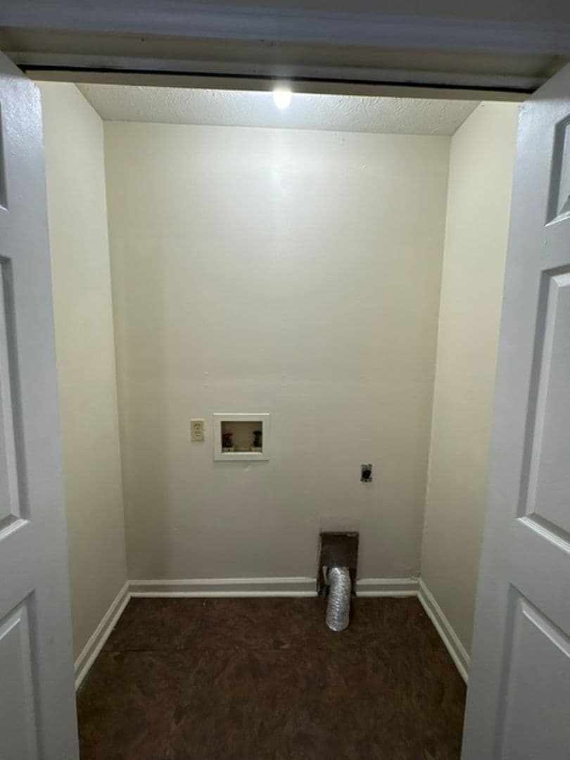 Guntown Apartment: 652 Mitchell Ave