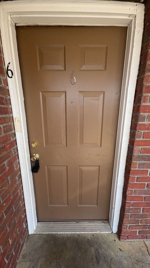 Guntown Apartment: 648 Mitchell Ave
