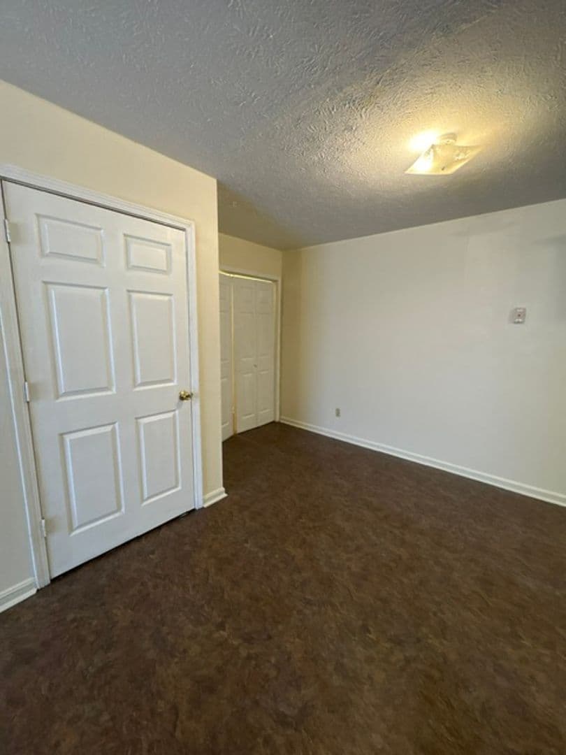 Guntown Apartment: 652 Mitchell Ave