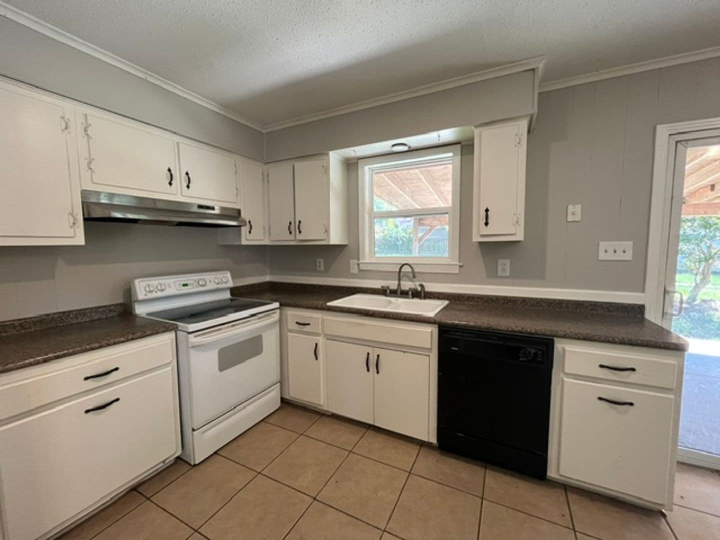 Southaven House: 8258 Dottley Dr