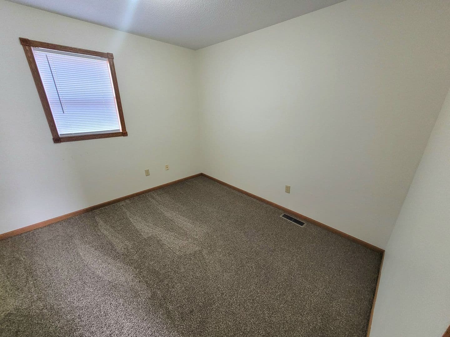 La Crosse Apartment: 1820 Loomis Street