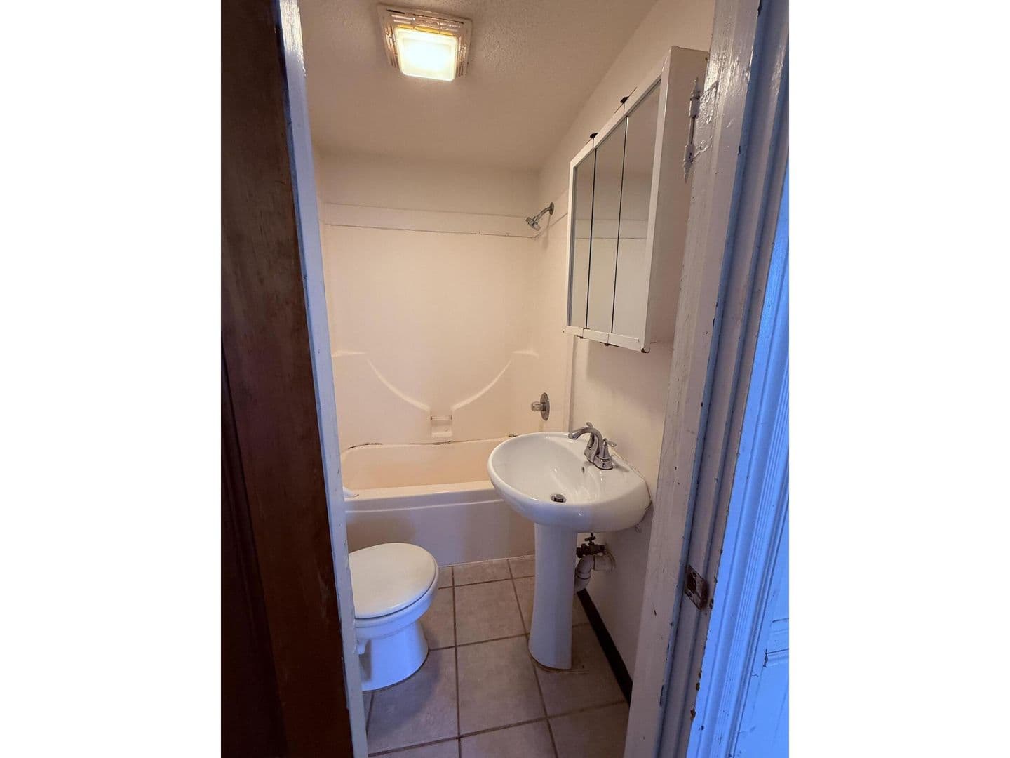 La Crosse Apartment: 823 West Ave. S.