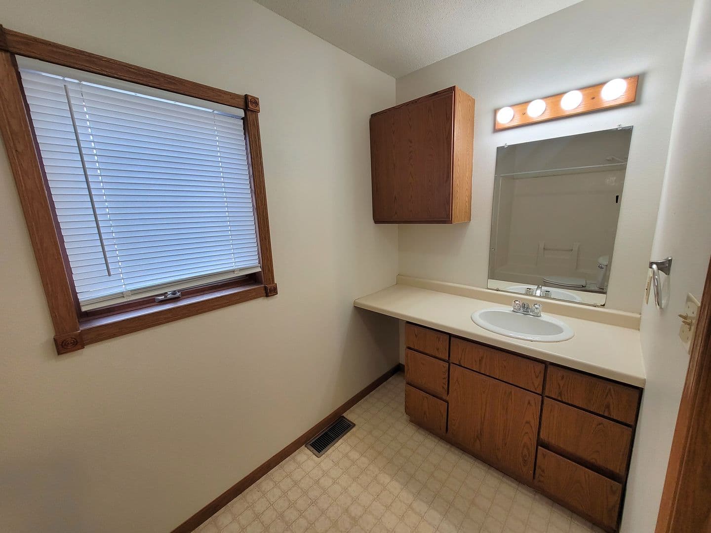 La Crosse Apartment: 1820 Loomis Street