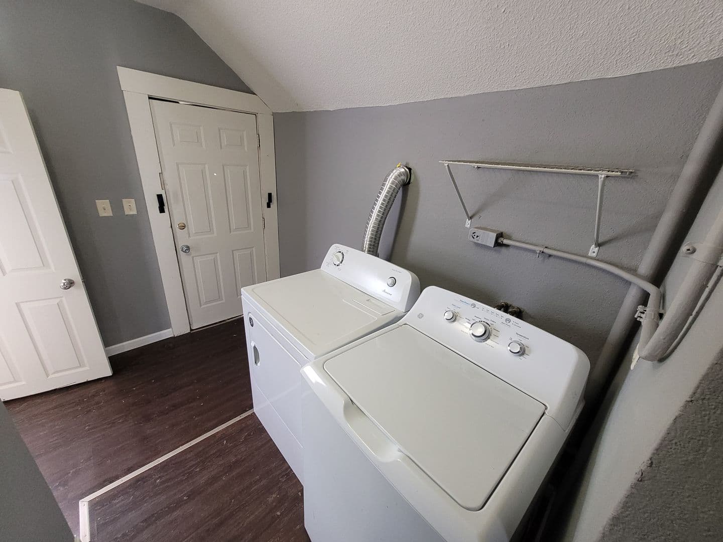 La Crosse Apartment: 726 Ferry St.