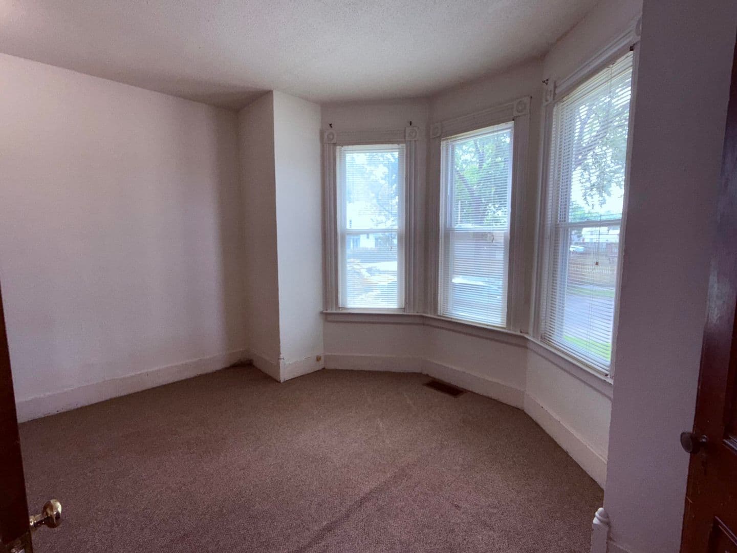 La Crosse Apartment: 823 West Ave. S.