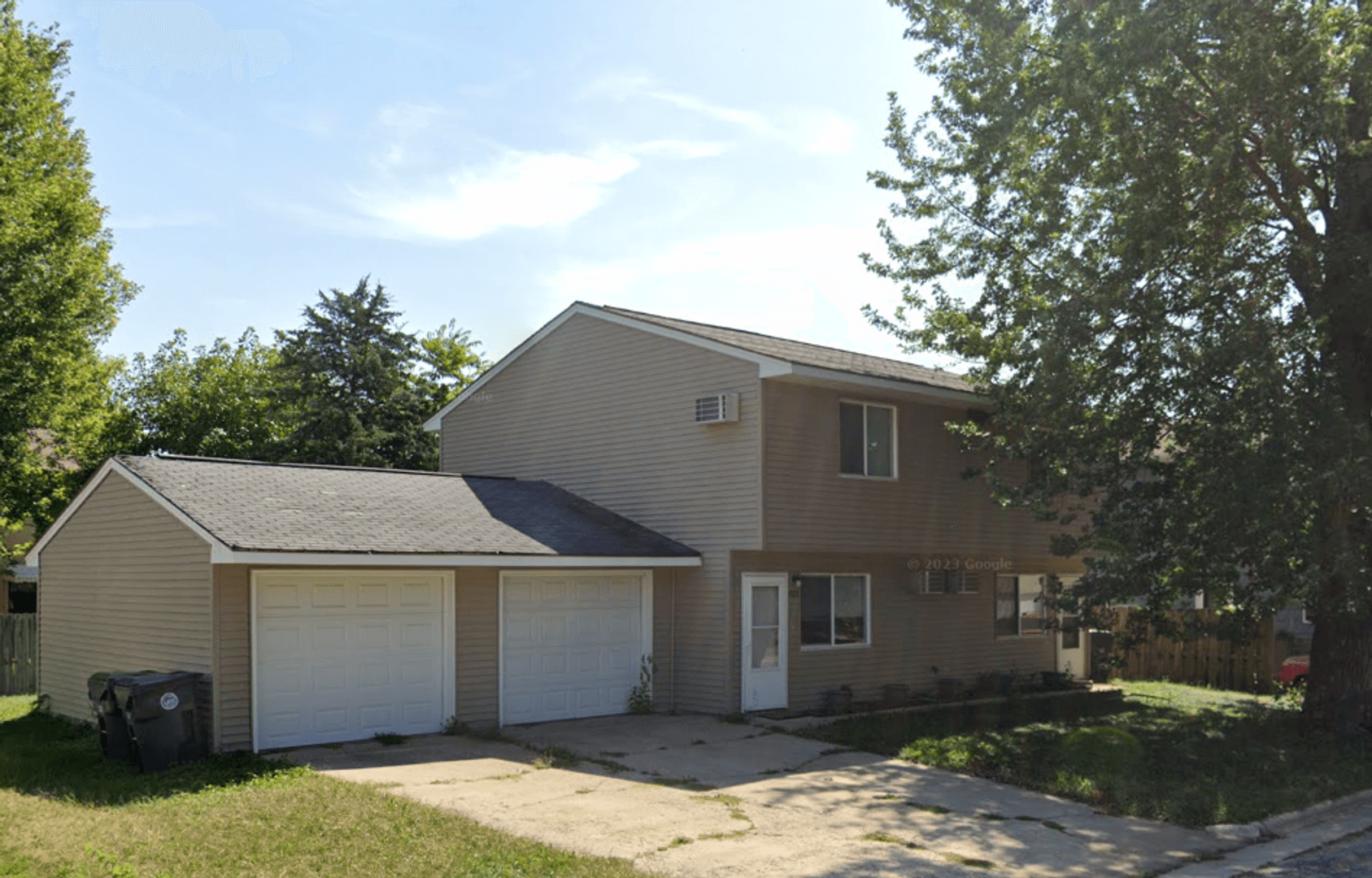 La Crosse Apartment: 1923 Fanell Drive