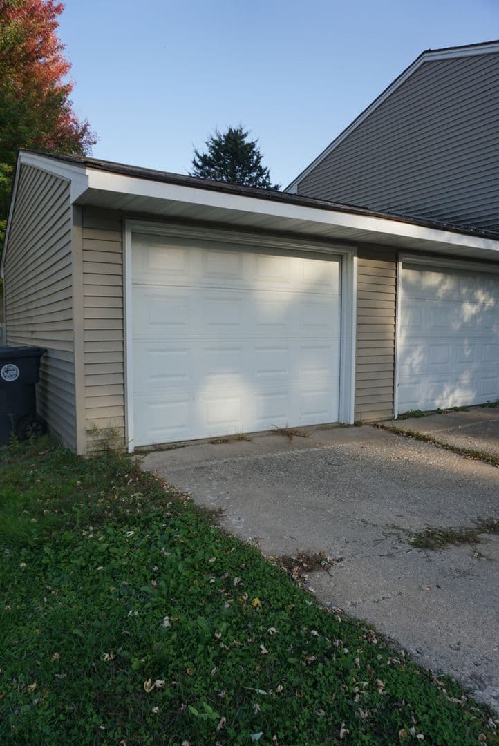 La Crosse Apartment: 1923 Fanell Drive