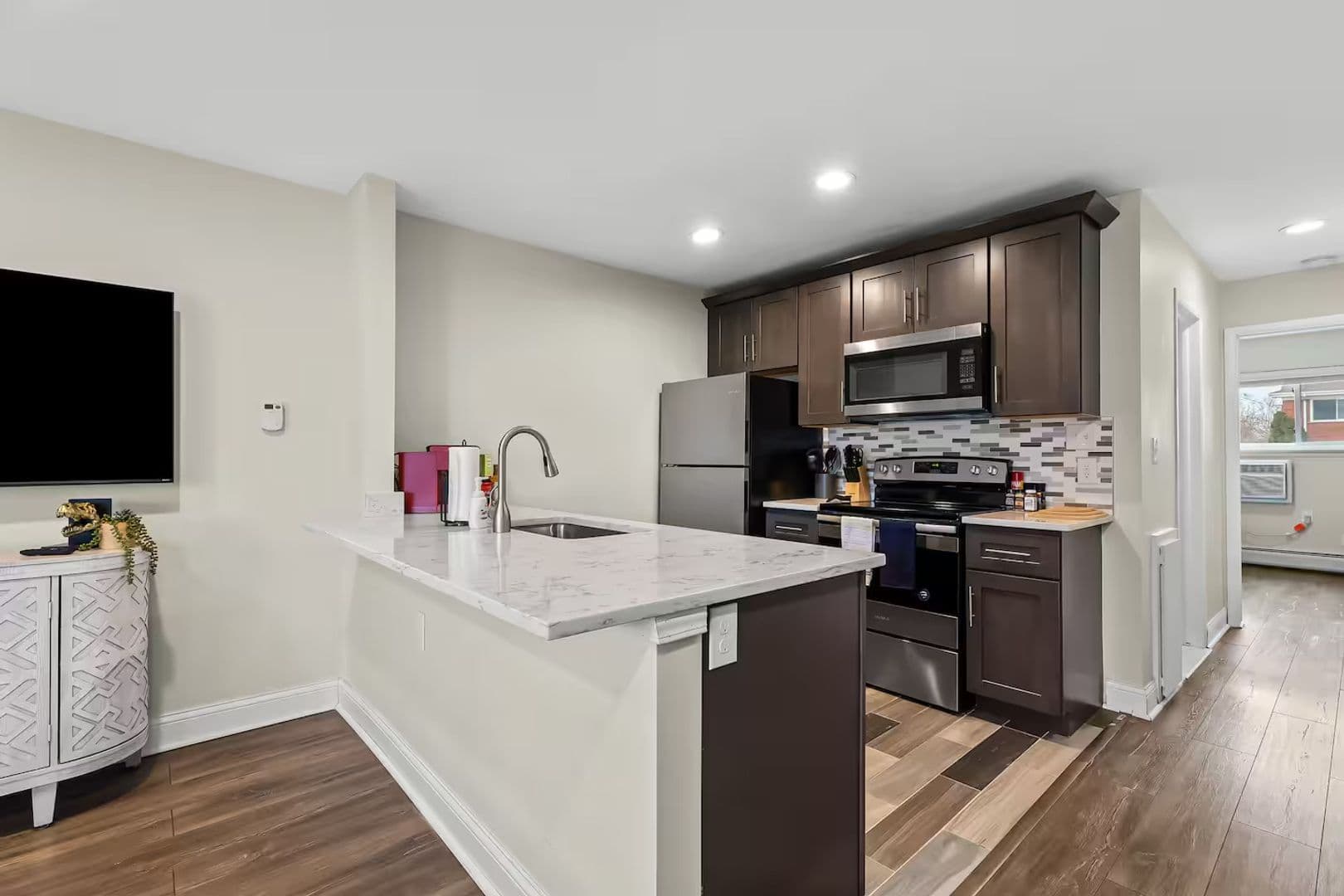 Royal Oak Apartment: 2325 W 13 Mile Rd