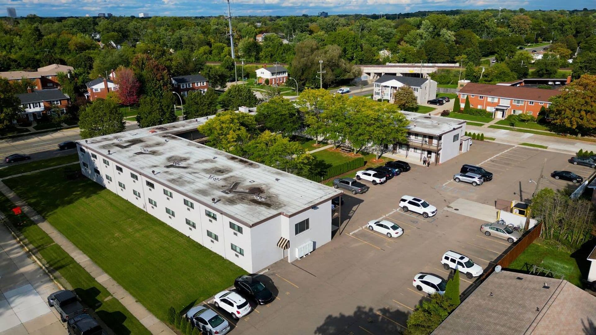 Royal Oak Apartment: 2325 W 13 Mile Rd
