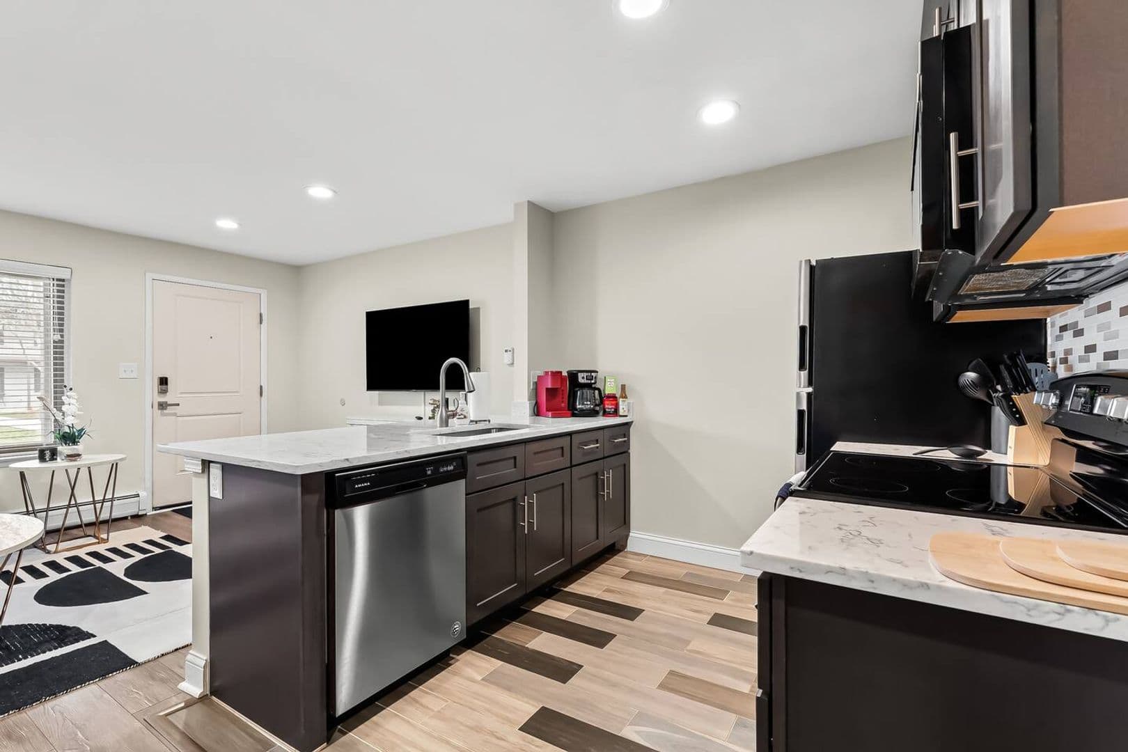 Royal Oak Apartment: 2325 W 13 Mile Rd