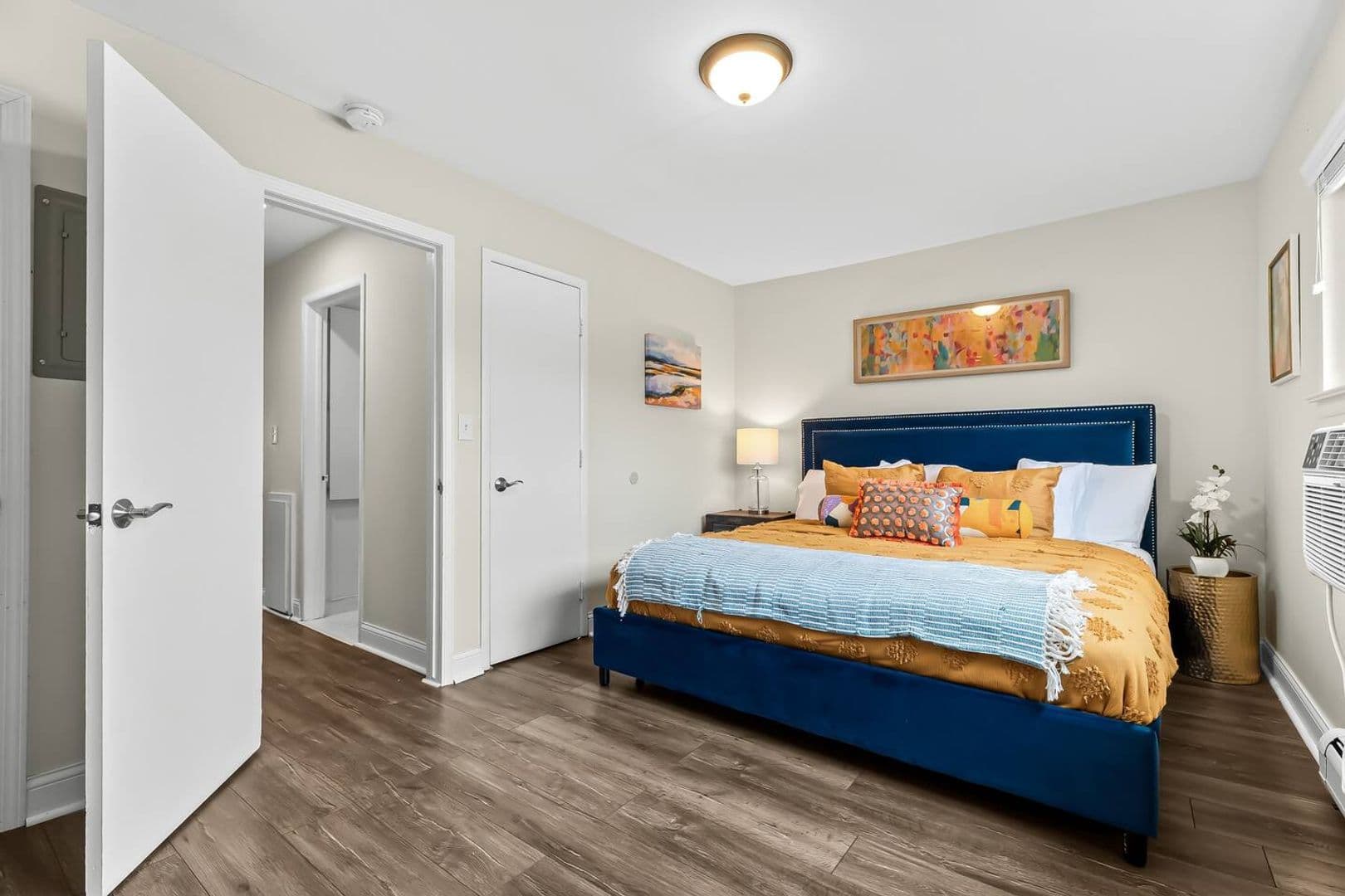Royal Oak Apartment: 2325 W 13 Mile Rd