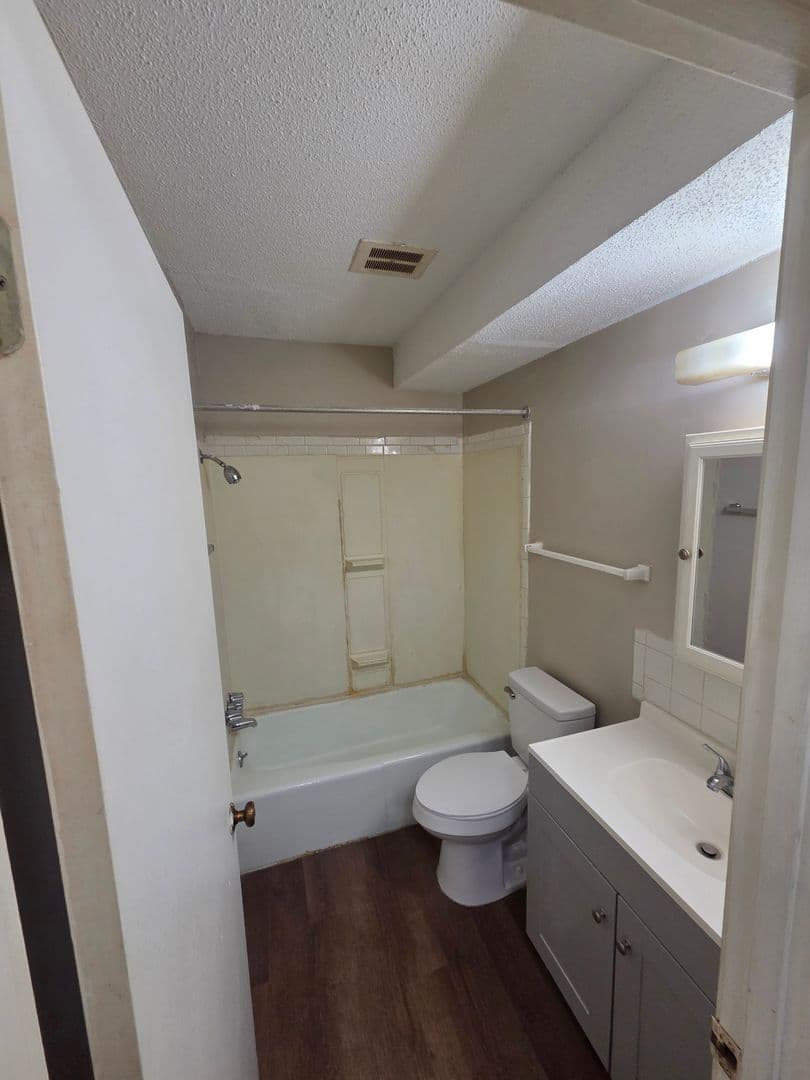 Warrensburg Apartment: 303 W Young Ave.