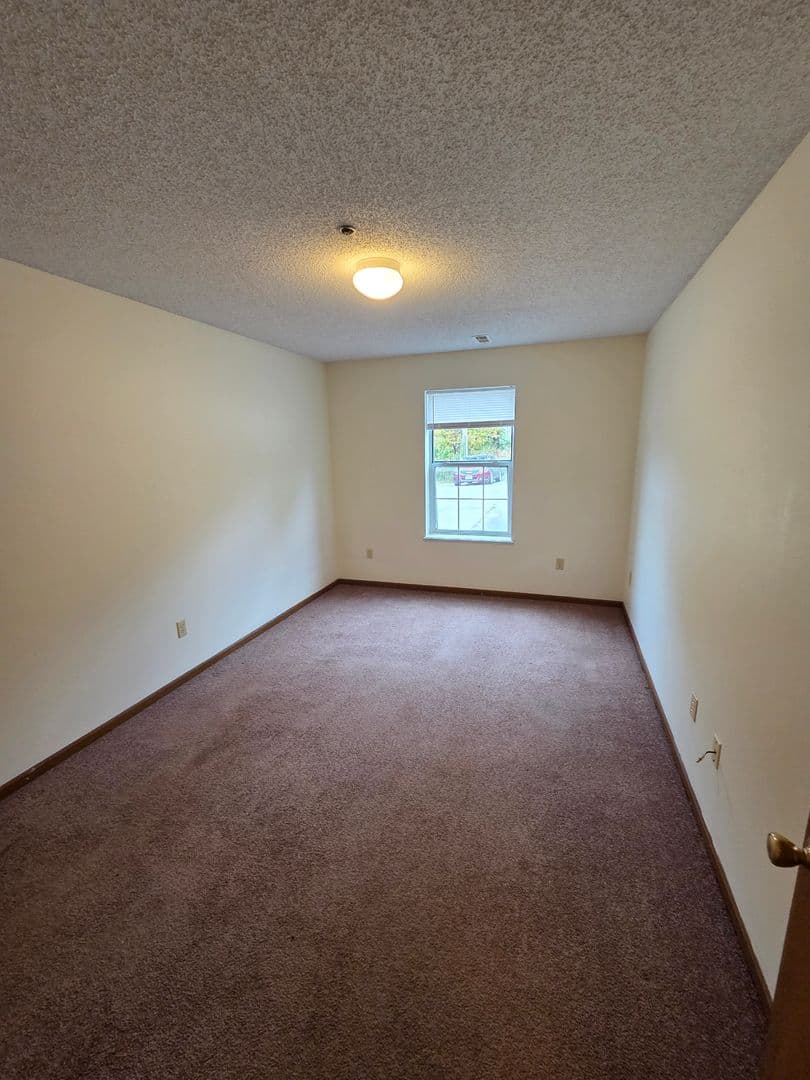 Warrensburg Apartment: 211 McGoodwin St