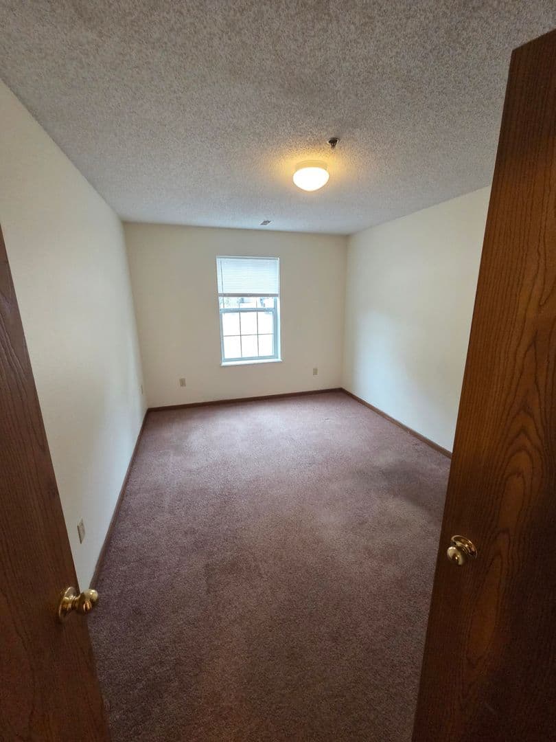 Warrensburg Apartment: 211 McGoodwin St