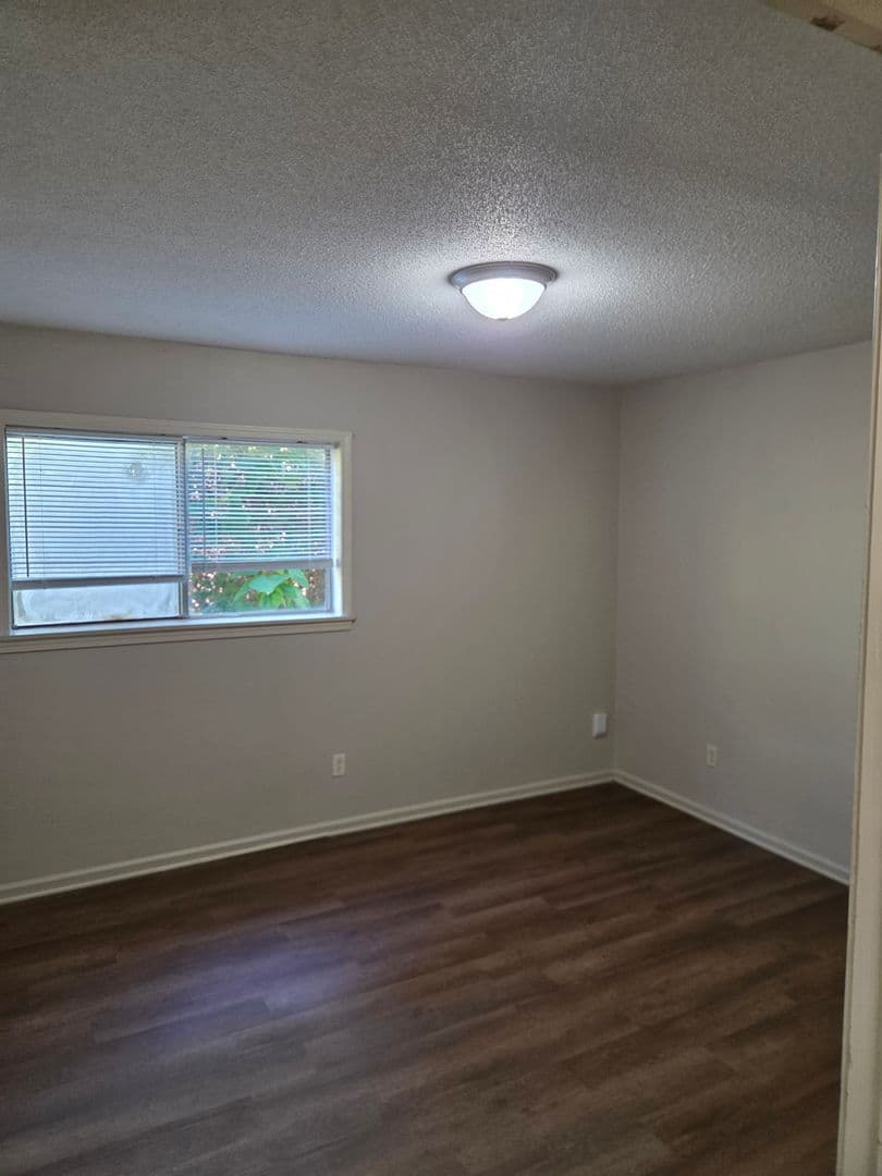 Warrensburg Apartment: 303 W Young Ave.