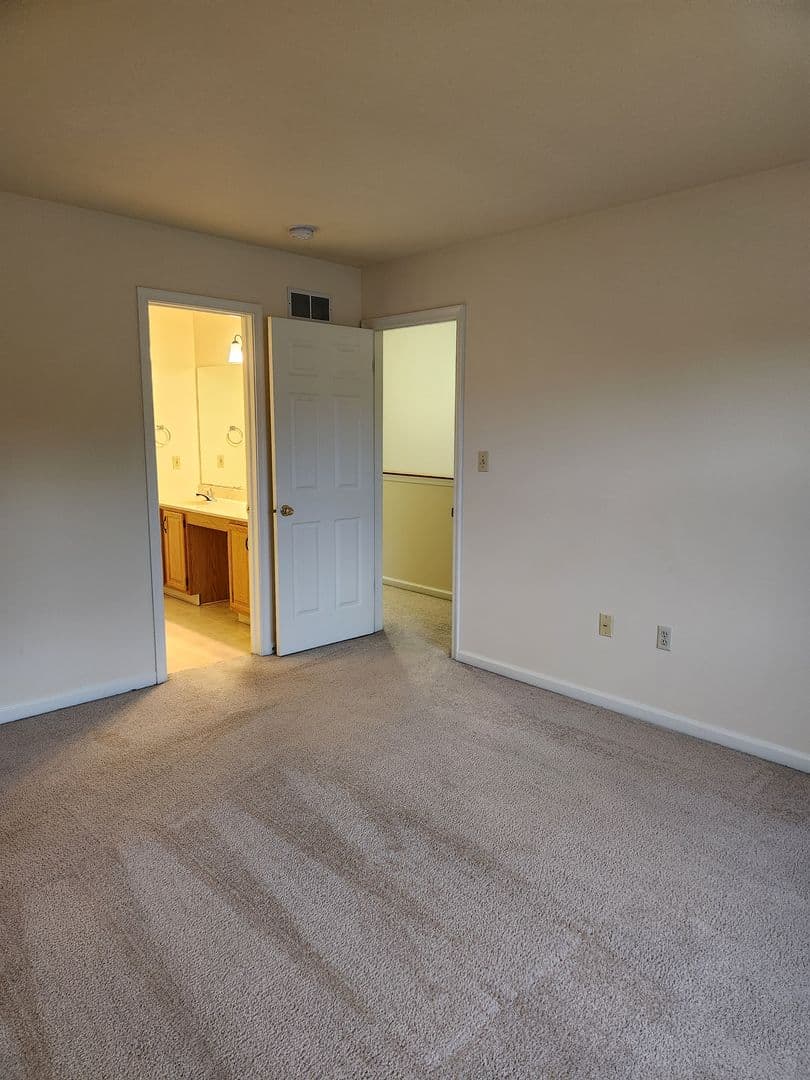 Lancaster Apartment: Pine Bridge Lane