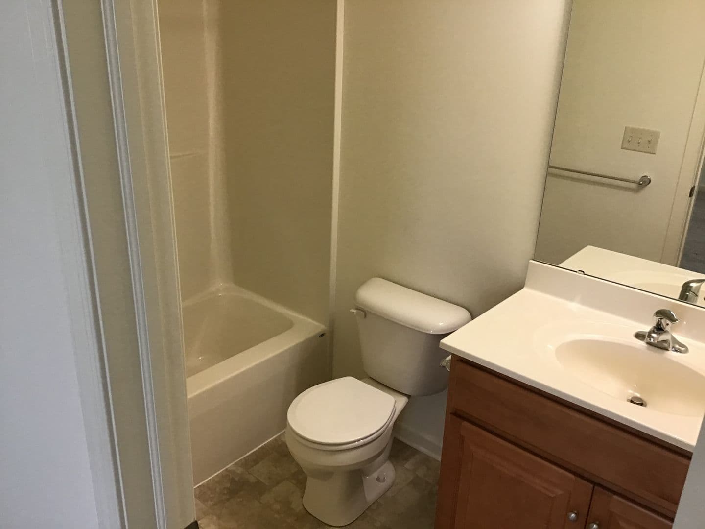 Lancaster Apartment: 231 Kilgannon Lane