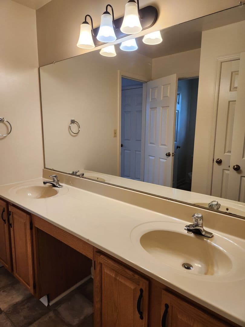 Lancaster Apartment: Pine Bridge Lane