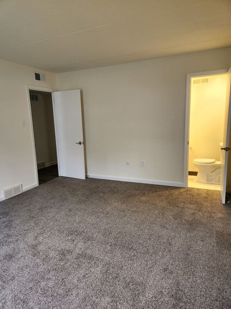 Lancaster Apartment: 1501 Butter Road