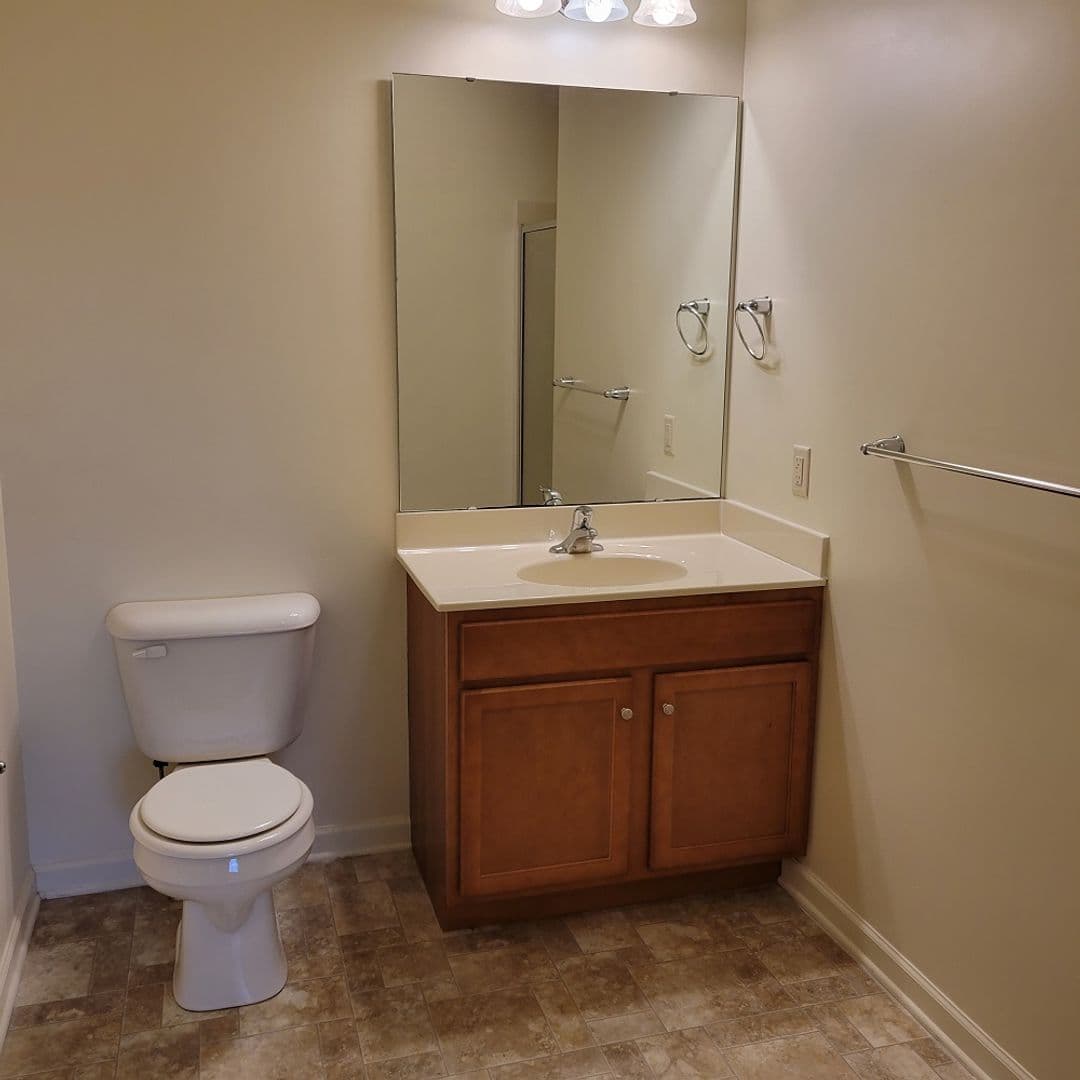 Lancaster Apartment: 231 Kilgannon Lane