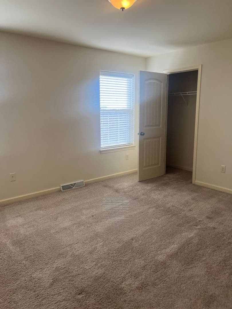 Lancaster Apartment: 231 Kilgannon Lane