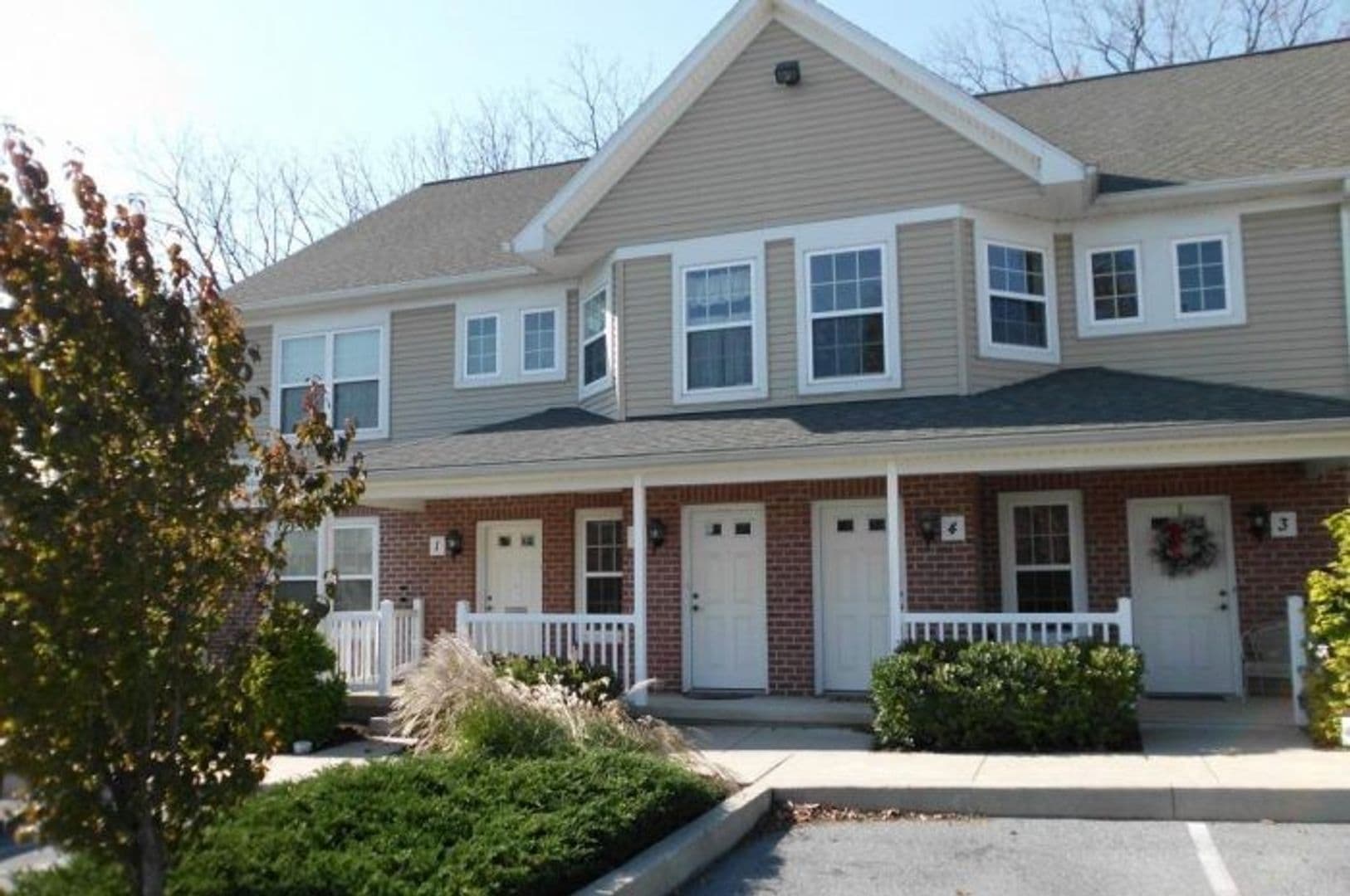 Lancaster Apartment: 876 Salisbury Court