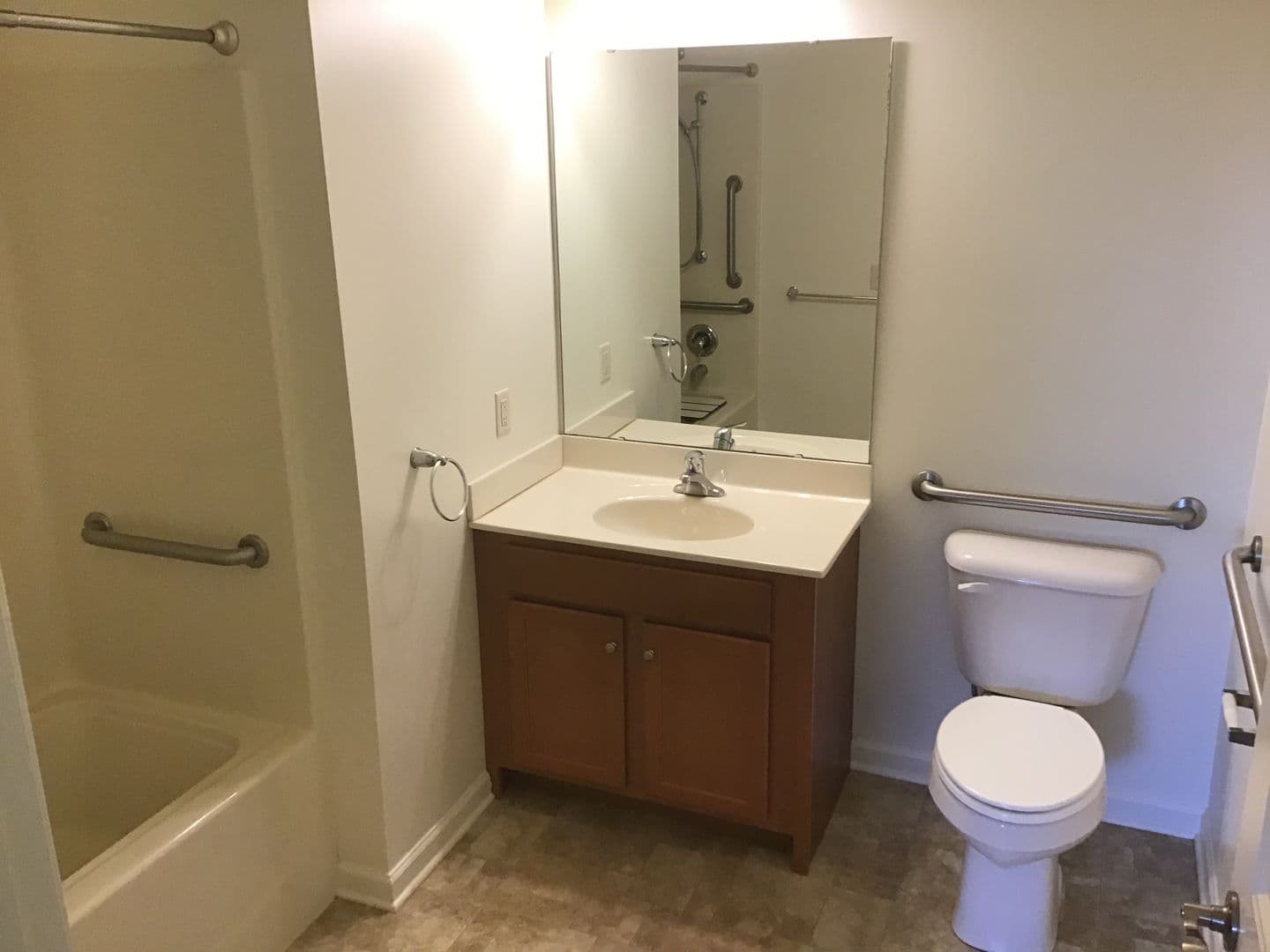 Lancaster Apartment: 231 Kilgannon Lane