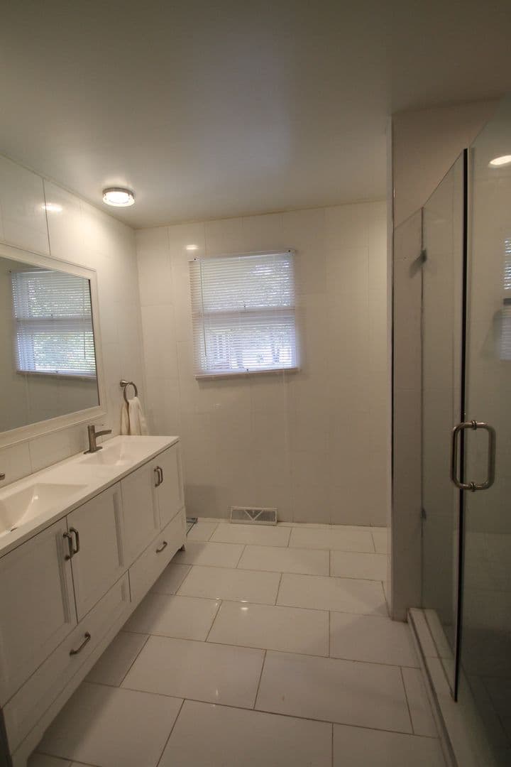 Rock Hill House: 421 Lakeside Drive