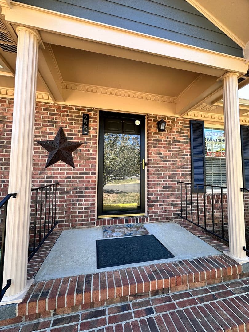 Rock Hill House: 222 Pointe Circle