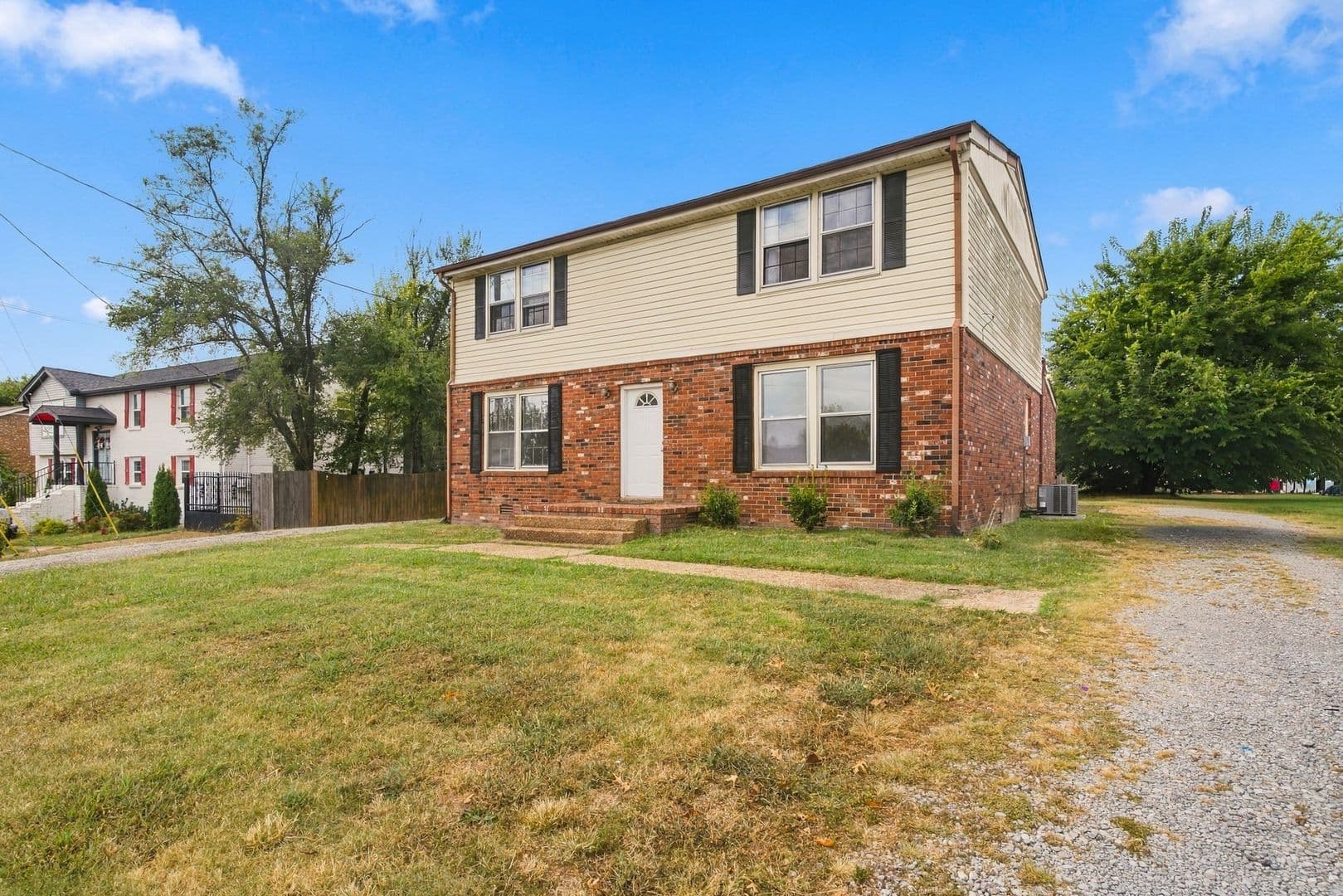 Hendersonville Multiplex: 102 Susan Dr
