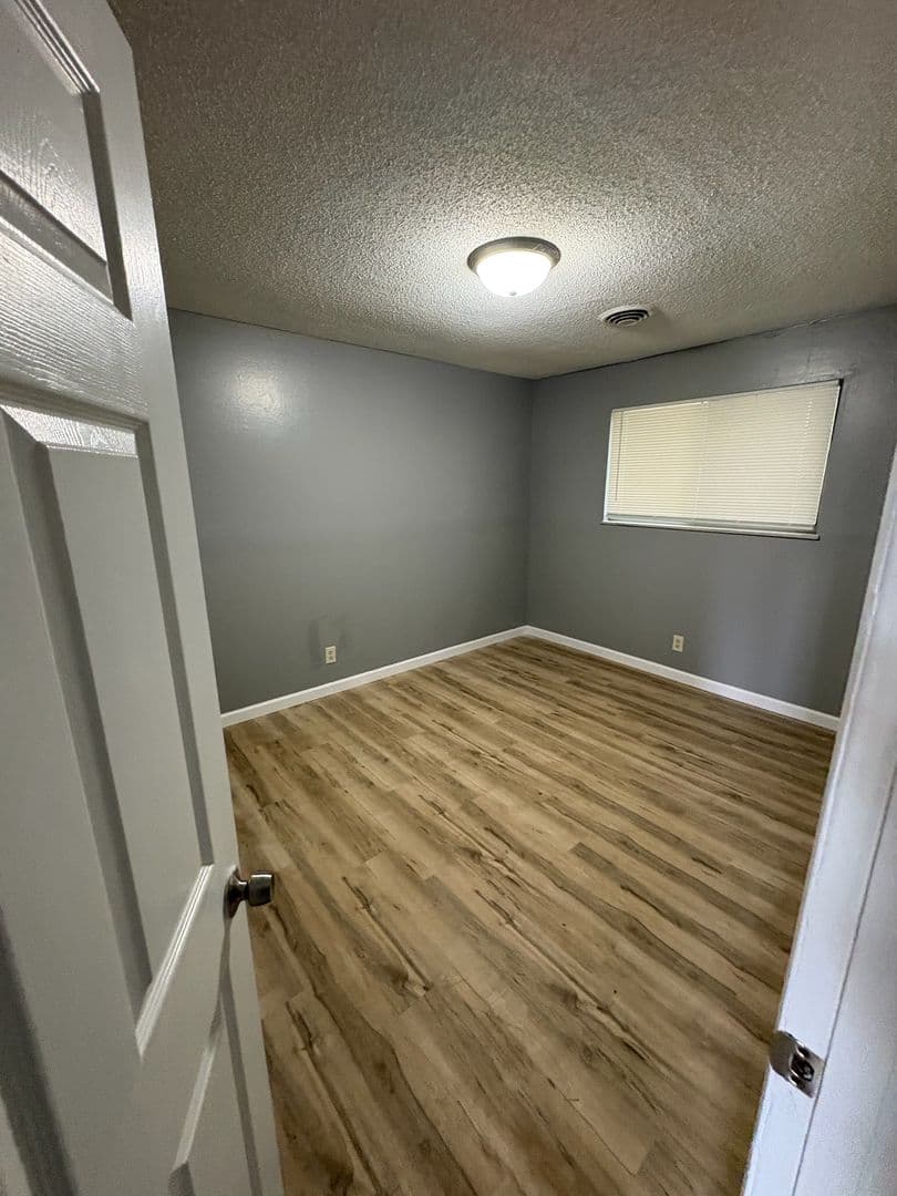 Spanish Lake Apartment: 1510 - 1574 Leonaire Ct